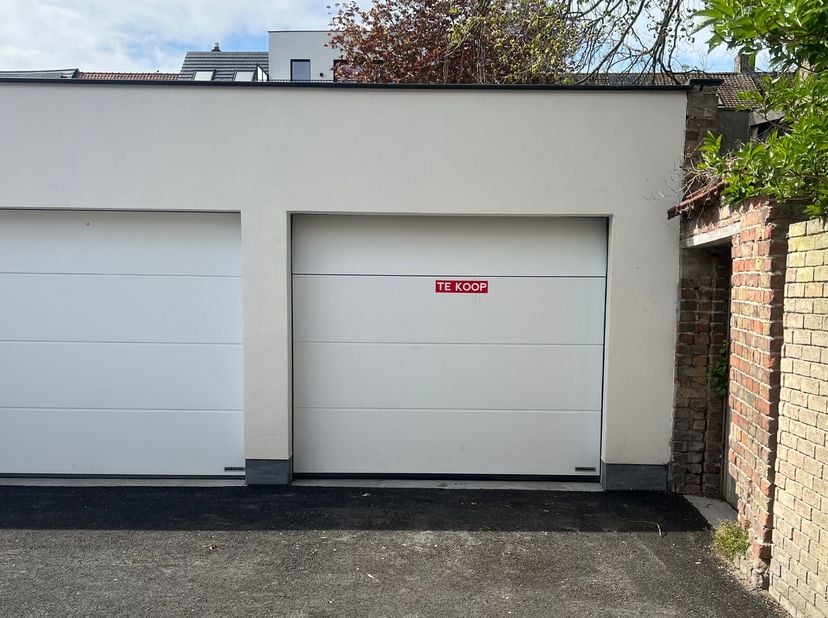 Dernier garage à vendre dans la résidence "Camille" à Furnes.<br />
Dimensions : 2,90 m * 5,70 m.<br />
Vente soumise à la TVA.
