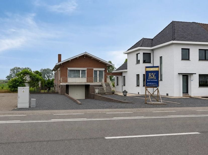 VERRASSENDE WONING MET DRIE SLAAPKAMERS EN VOLLEDIG ONDERKELDERD OP RUIM PERCEEL IN RIEMST<br />
Op zoek naar een gezellig lichtrijke woning in de omg