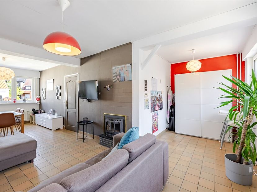 Deze zeer ruime en uitstekend onderhouden gezinswoning, gelegen in een rustige straat in Oostende, biedt een uitzonderlijk woonvolume van ongeveer 225