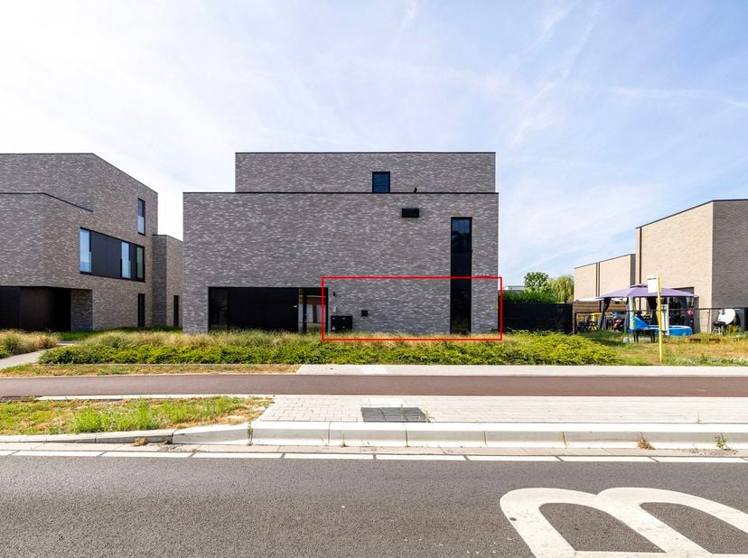 Instapklaar gelijkvloers appartement met carport, berging, luxe afwerking en aangelegde tuin<br />
Dit gelijkvloers appartement is een echte parel voo