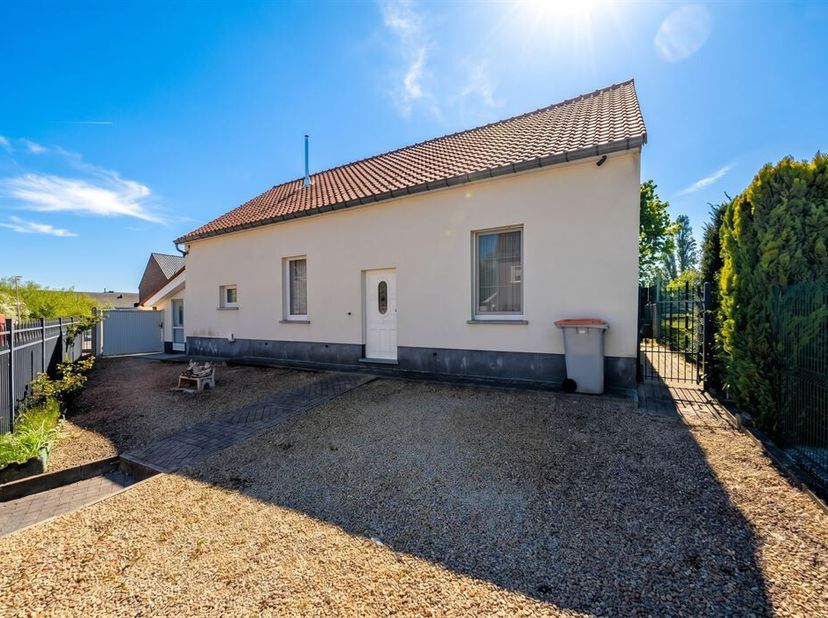 Vrijstaande woning op een perceel van 4a 53ca, op wandelafstand van het centrum van Lanaken<br />
Deze vrijstaande woning is gelegen op een perceel va