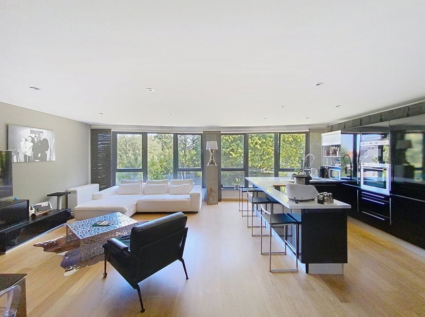 Dans résidence, luxueux appartement duplex avec 3 chambres.Hall d'entrée avec vestiaire et wc séparé, magnifique living comprenant salon et salle à ma