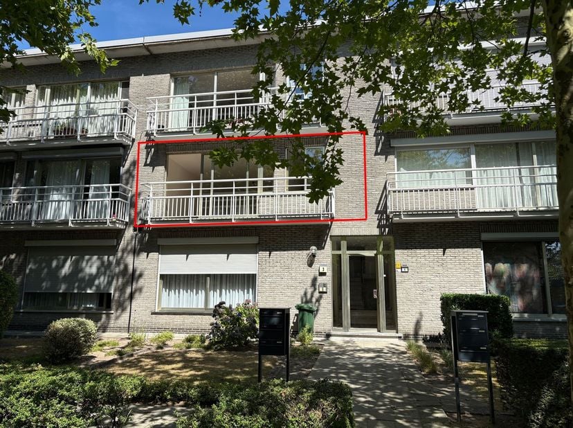Appartement de 2 chambres avec place de parking souterraine et terrasse<br />
<br />
Situation : <br />
L'appartement est situé dans une impasse à Bra