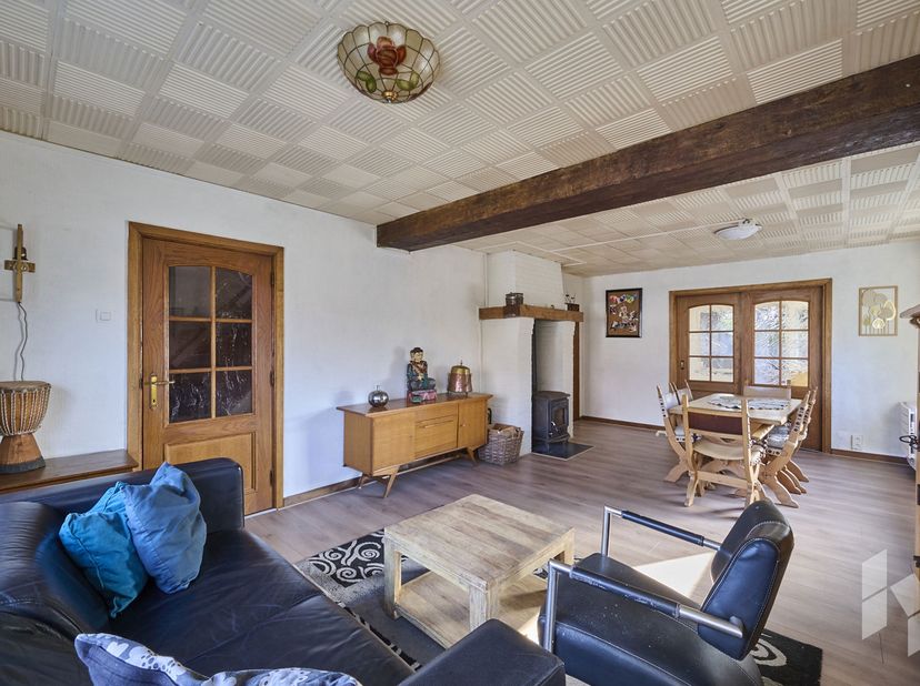 Rustig gelegen woning (174 m²) met 4 slaapkamers gelegen op een zuidelijk georiënteerd perceel van 560 m² in een doodlopende straat.<br />
INDELING:<b