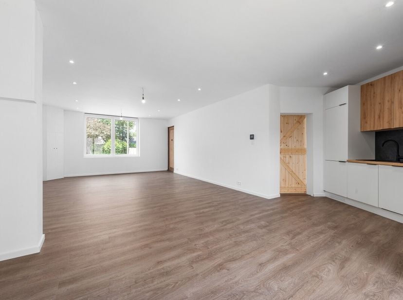 Bent u op zoek naar een energiezuinige en volledig gerenoveerde woning waar u zonder zorgen kunt intrekken? Dan is deze prachtige woning zeker een bez