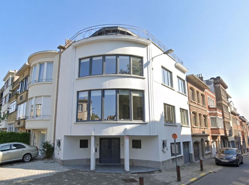 Situatie:<br />
Gelegen in Sint-Pieters-Woluwe, nabij Montgomery in een residentiële en bosrijke omgeving, tegenover het park ‘Les Jardins des Fransi