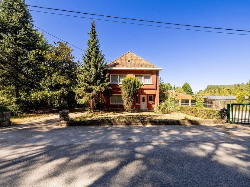 Te renoveren handelshuis met 3 slaapkamers, bijgebouwen en ruim perceel van 4.337 m² in Aarschot. <br />
Dit ruime pand is gelegen aan de Mechelbaan