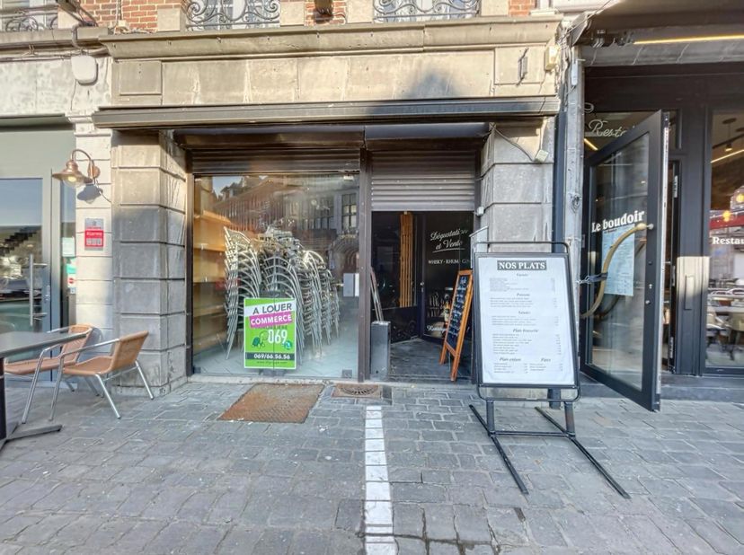 Prachtige handelsruimte van ± 70 m², onmiddellijk beschikbaar en ideaal gelegen in het hart van de GrandPlace van Doornik!Indeling :Gelijkvloers: Ruim