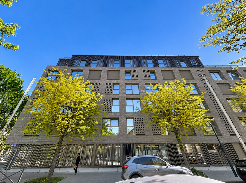 Dicht bij alle voorzieningen en gelegen in een besloten complex biedt Trianon Invest u deze prachtige studio van 25 m² aan, gelegen in het beveiligde