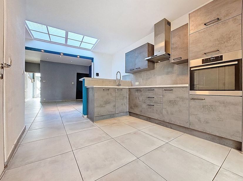 Prix: Offre à partir de 160.000 euros, frais d'agence non inclus et à charge de l'acquéreur. <br />
Maison habitable rapidement et comprenant: <br />