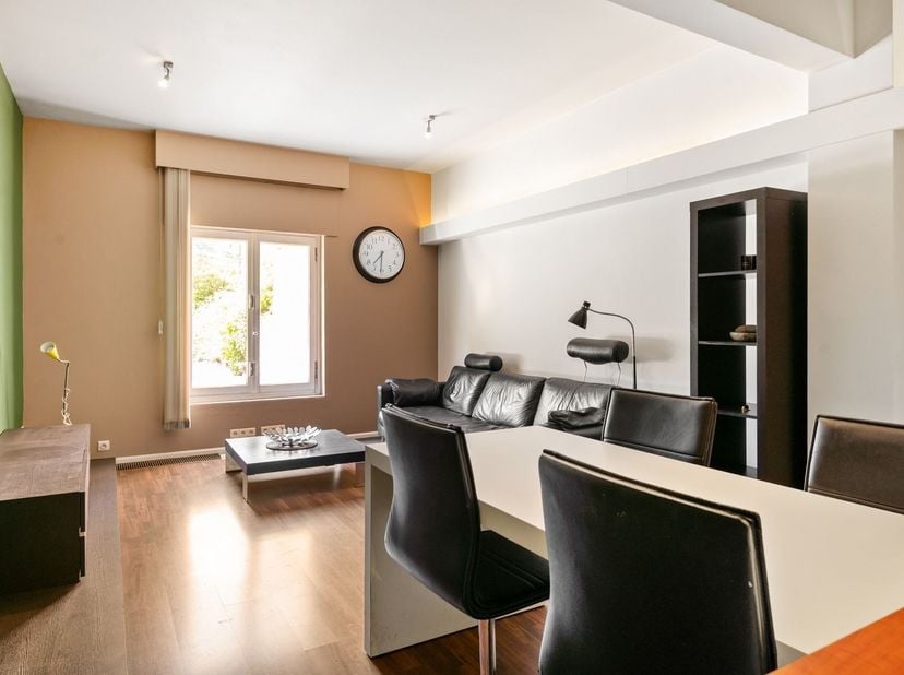 Dit aangename appartement bevindt zich op de eerste verdieping en verwelkomt je via een veiligheidsdeur die toegang geeft tot de verzorgde inkomhal. <
