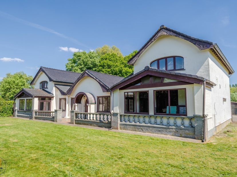 Welkom in "Villa t Bloemenhof" , een karaktervolle interbellumwoning.<br />
Gelegen op een rustige, centrale locatie vlakbij het centrum van Sleidinge