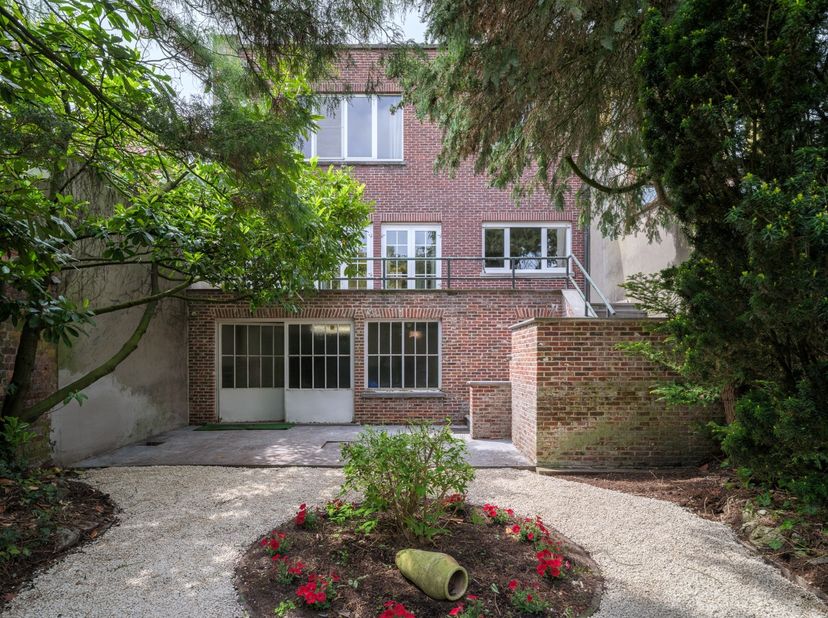 Bijzonder karaktervolle, authentieke, art-déco woning met een fenomenale tuin .<br />
Deze uitzonderlijke woning met stadstuin, werd ontworpen door de