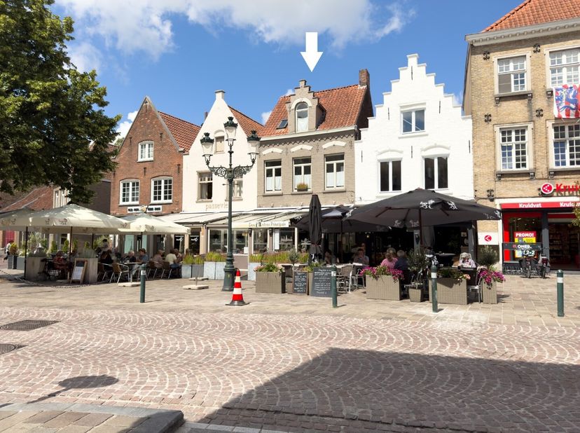 BRUGGE - OPTIMAAL en COMMERCIEEL gelegen handelspand in centrum/winkelstraat van Brugge. De onderneming is momenteel ingericht als horecazaak met o.a.