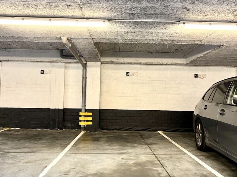 In de directe omgeving van Place Stéphanie, goed bereikbare, ruime parkeerplaats in een beveiligd, goed onderhouden gebouw. Beschikbaar op een eenmali