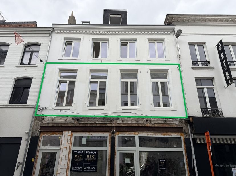 Welkom in dit prachtig gerenoveerd&amp;nbsp;appartement gelegen aan de Rechtestraat in Lier. Met de grote markt en de stadsvesten op wandelafsand spreken