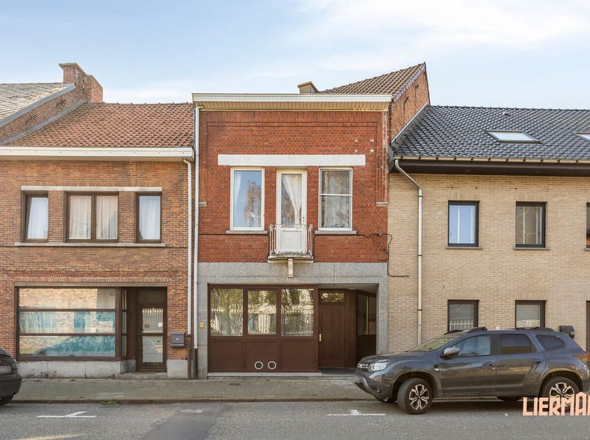 Op een vlot bereikbare locatie in Hofstade (Aalst) bevindt zich deze gelijkvloerse commerciële ruimte met etalage, ideaal voor zelfstandigen of kleine