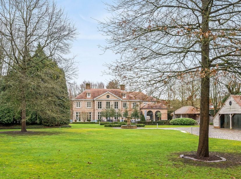 Villa exclusive sur un terrain d'environ 5 000 m², située dans un environnement résidentiel et boisé à Pelt (Grote Heide). Au rez-de-chaussée, la vill