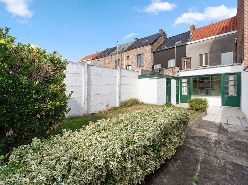 Deze te renoveren rijwoning heeft op het gelijkvloers een woonkamer, keuken, bijkeuken en een toilet. In de achtertuin is er een grote werkplaats van