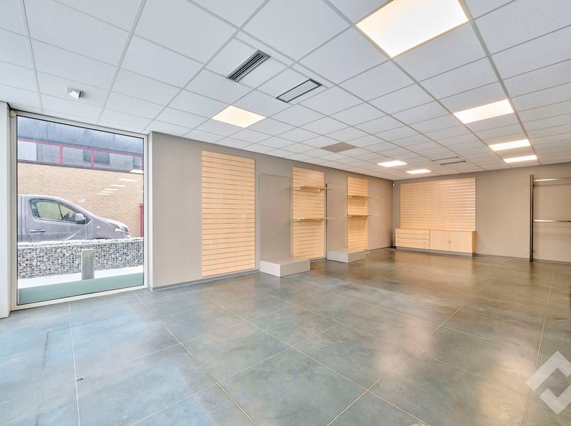 Veelzijdig handelsgelijkvloers te koop in Pelt nabij de commerciële site De koel wat zorgt voor veel passage én met voldoende parkeergelegenheid voor