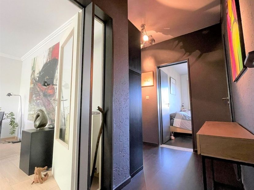 Gezellig 2 slaapkamer appartement met terras en garagebox. <br />
Indeling: Inkomhal, eet- en leefruimte, keuken, badkamer, apart toilet, 2 slaapkamer