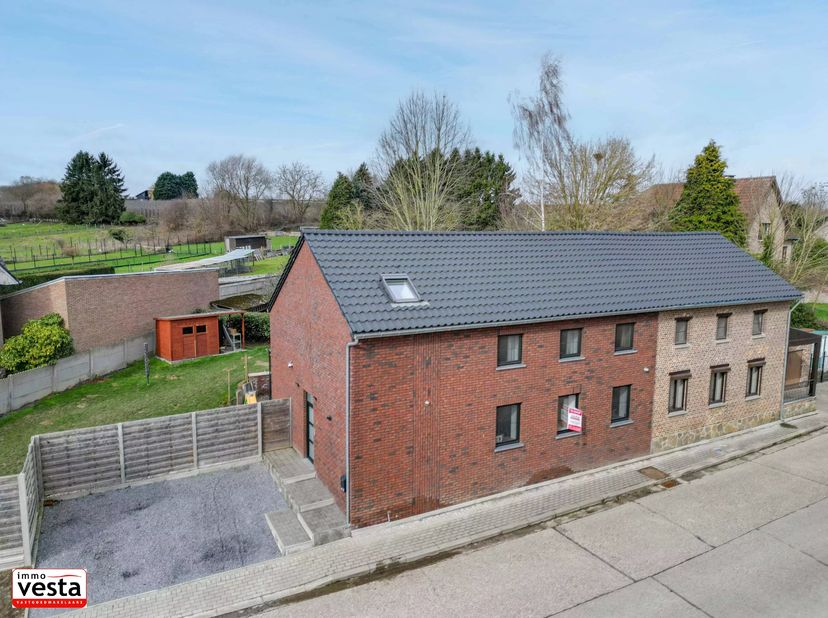 Met een woonoppervlak van ruim 170 m² biedt deze woning in Mechelen-Bovelingen buiten drie ruime slaapkamers ook een gezellige leefruimte met open keu