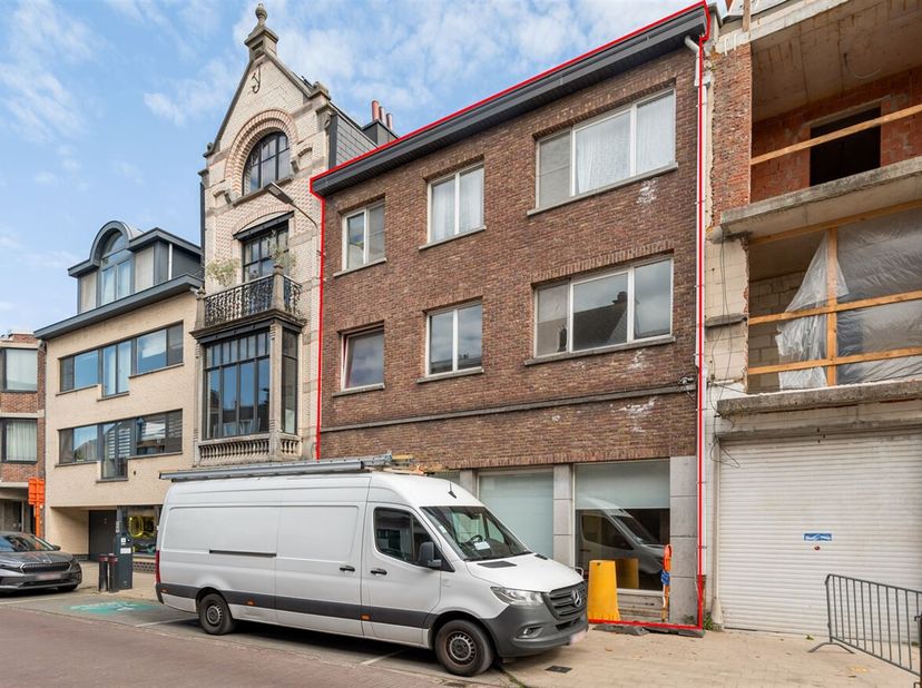 Handelshuis te koop in het hart van Willebroek 4 entiteiten + ruim handelspand<br />
In het centrum van Willebroek vindt u dit karaktervolle handelshu