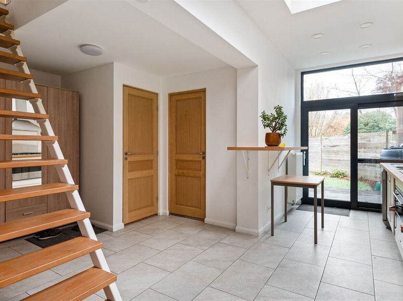 Karaktervol gelijkvloers duplex-appartement (82m²) voorzien van twee slaapkamers en gezellig aangelegde stadstuin op absolute toplocatie te Mortsel bi