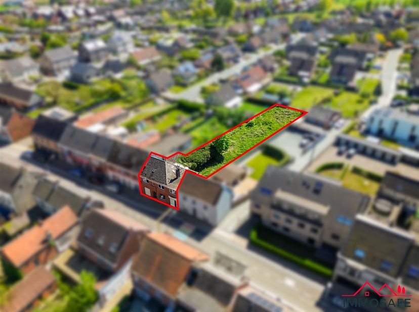 Deze bijzonder ruime woning gelegen aan de Fortstraat 17 te Overmere biedt opportuniteiten naar volume. Gelegen tegenover de ingang van de school, maa