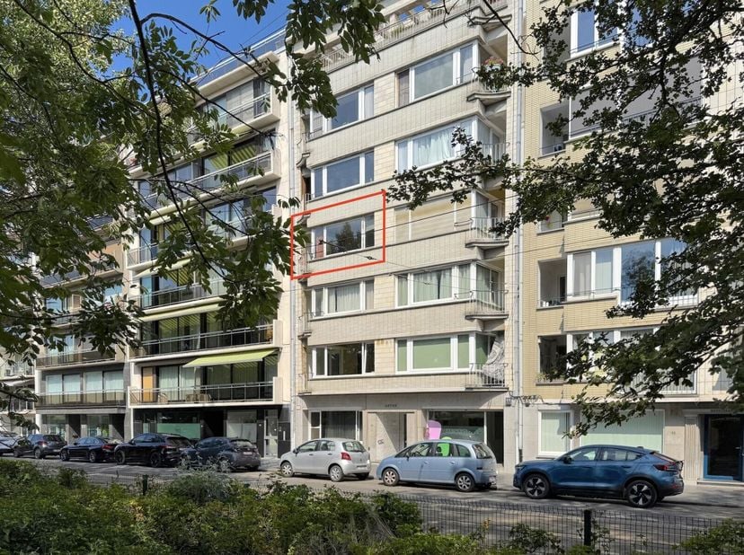 Dit ruime appartement, gelegen in het hart van Oostende, biedt een unieke kans voor wie op zoek is naar een woning met karakter en renovatiepotentieel