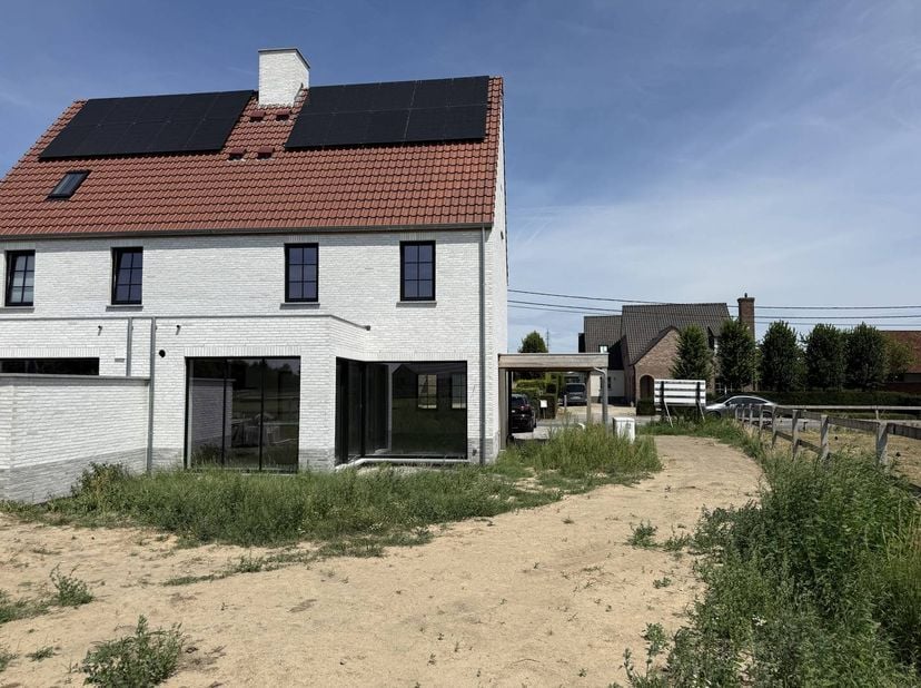 Maison neuve économe en énergie avec 3 chambres et salle de bain située dans une zone rurale à vendre à Avelgem. À l'extérieur, vous trouverez un abri