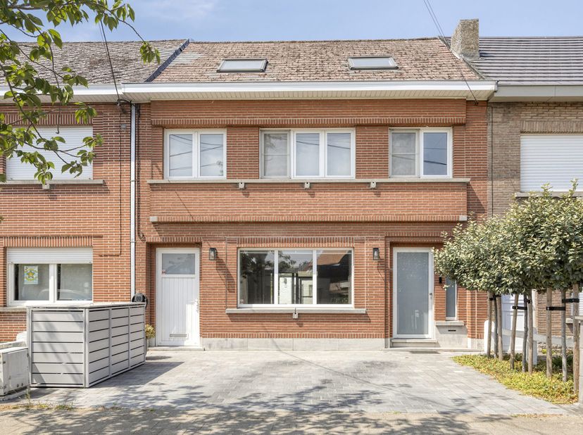 Ben jij op zoek naar een energiezuinige woning op goede locatie met 3 slaapkamers en conforme elektriciteit? <br />
Deze woning vlakbij het centrum va