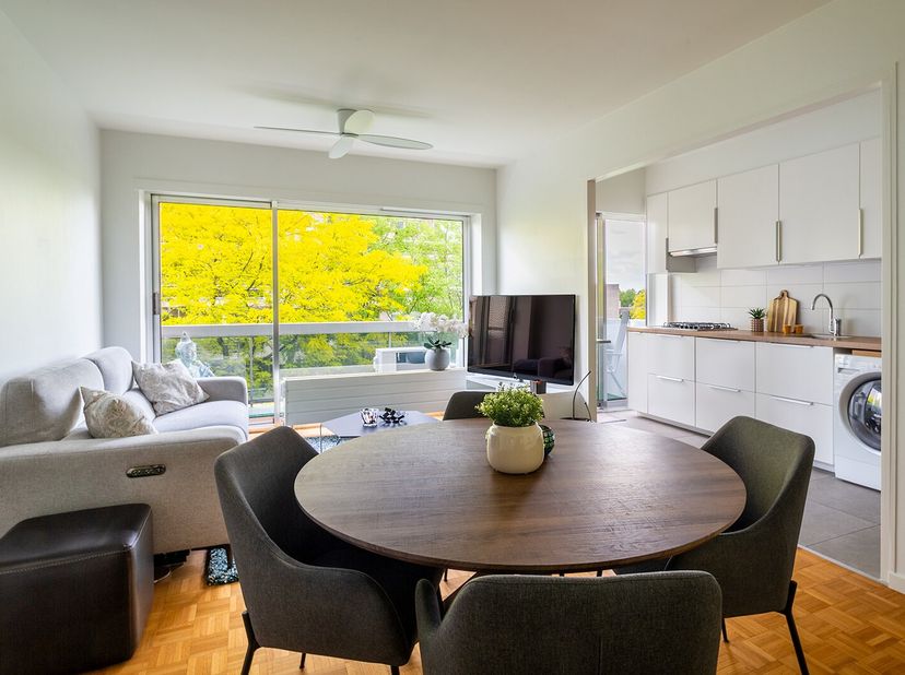 Het appartement is centraal gelegen op de 4de verdieping op een vlotte locatie met winkels, supermarkten, openbaar vervoer en belangrijke invalswegen