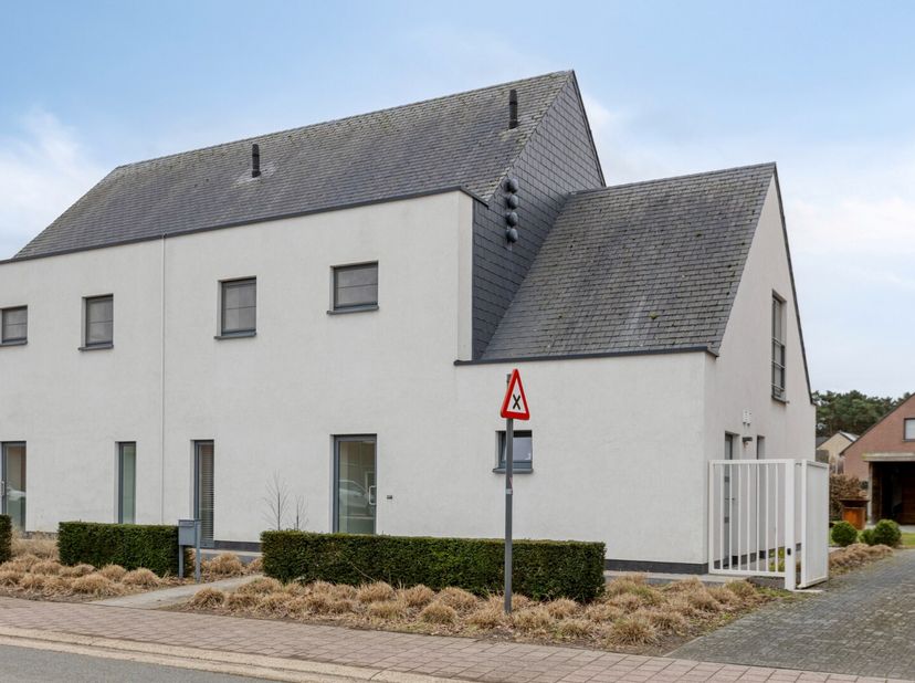 Deze ruime, en recente energiezuinige woning met 3 slaapkamers en 2 badkamers is uiterst gunstig gelegen op een zonnig perceel van 527 m² in Mol  Acht