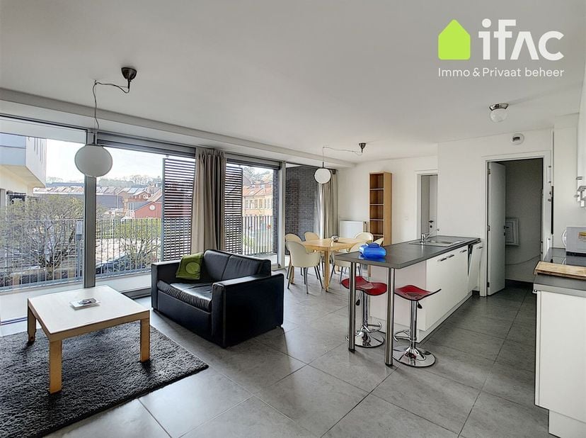 Goed gelegen, recent en gemeubeld appartement met luxe afwerking in residentie Klaverblad te Leuven. <br />
Op de eerste verdieping: inkomhal met apar