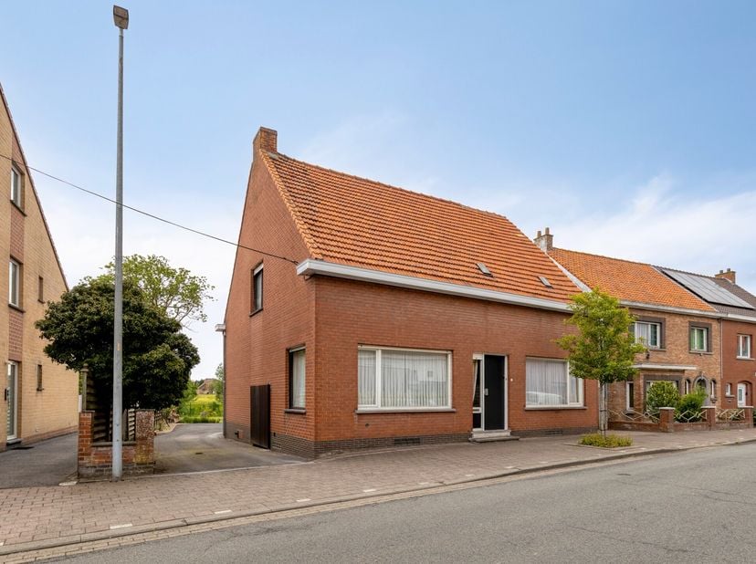Deze alleenstaande woning geniet van een rustige ligging vlakbij het centrum van Handzame en biedt tal van mogelijkheden voor wie op zoek is naar ruim