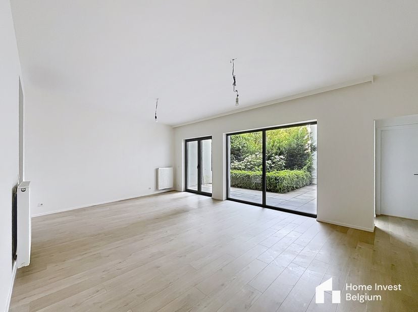 In een recent gebouw ligt dit lichte appartement met 2 slaapkamers van 95 m² + een terras van 13 m² op de begane grond van het pand; het biedt de bewo