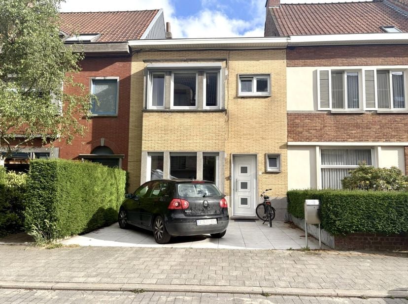 RUSTIGGELEGEN RIJWONING MET 2 SLK, LEUKE STADSTUIN EN PARKING VOOR 2 WAGENS;<br />
Indeling: ruime inkomhal, apart gastentoilet, RUIME LEEFRUIMTE, gro