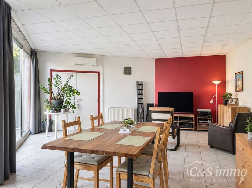 Immeuble situé au cœur de Hoboken, comprenant au rez-de-chaussée un local commercial et un spacieux duplex (env. 180 m²).<br />
Le rez-de-chaussée dis
