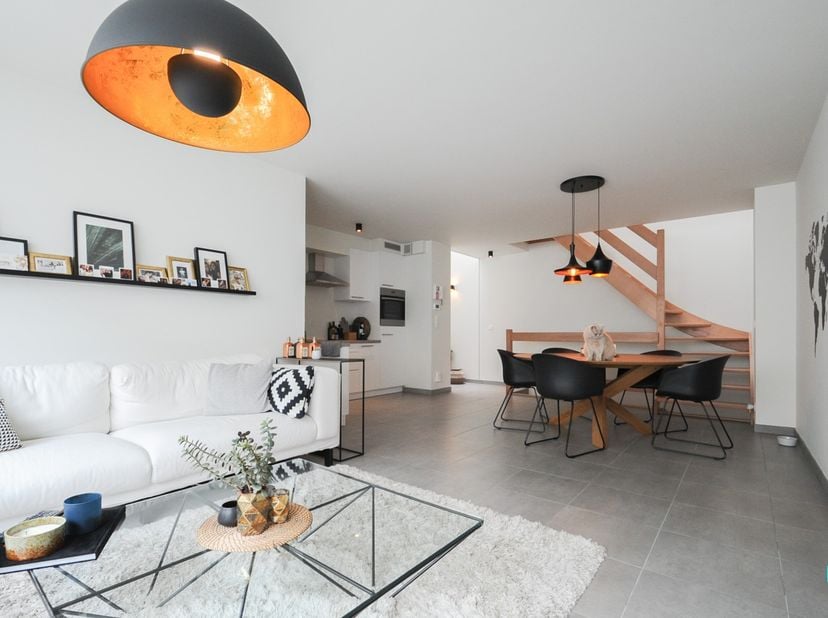 Ruim triplex appartement met een bewoonbare oppervlakte van ca. 135m² (volgens EPB-attest) gelegen in de kleinschalige residentie Boulevard in het cen