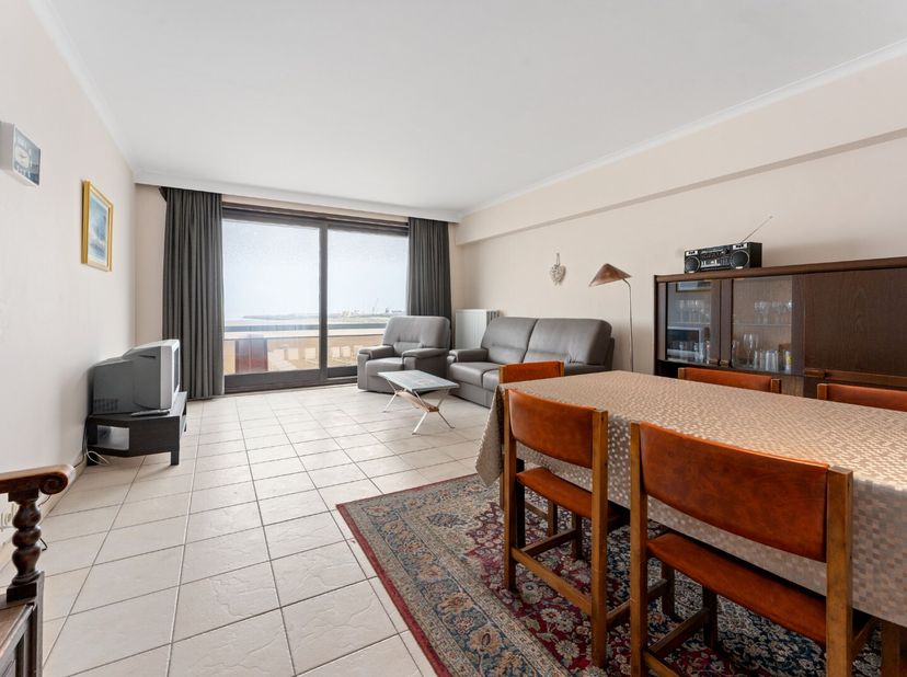 Cet appartement meublé est situé au deuxième étage de la résidence Zeewende et dispose d'une superficie de 88 m².  Il comprend un hall de nuit qui don
