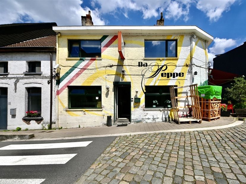 Commercieel interessant gelegen handelspand op toplocatie (Klein-Willebroek). Gelijkvloers restaurant met pizza-oven, keuken en garage/opslagruimte. E