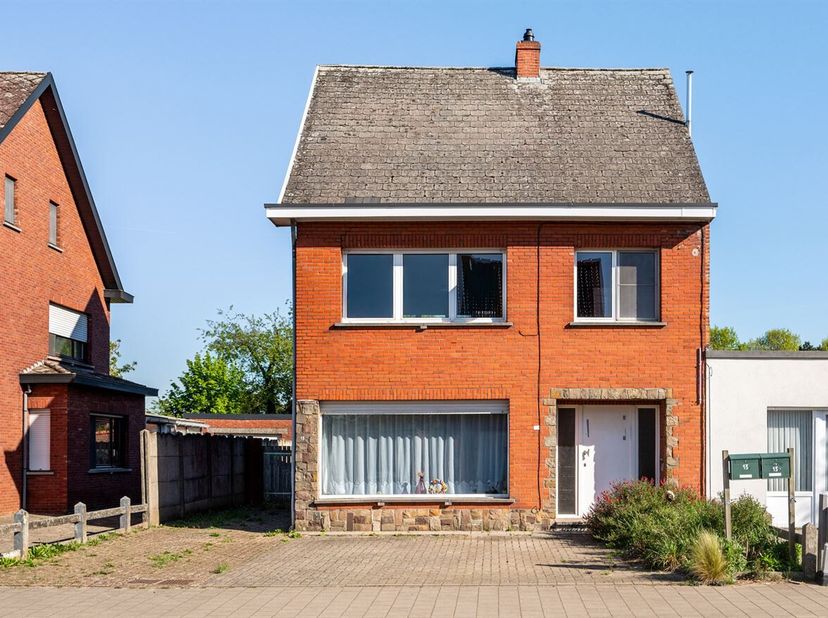 Te renoveren gezinswoning / 2 appartementen op perceel van 500m²<br />
Deze eengezinswoning dateert van 1962 en werd momenteel opgedeeld in twee woone