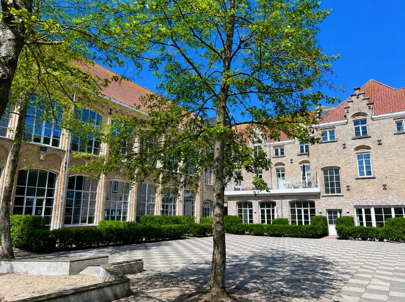 ruim appartement op de 1ste verdieping in duplex<br />
gelegen in het prachtige 't Keizershof in Diksmuide<br />
rustig gelegen op wandelafstand van d