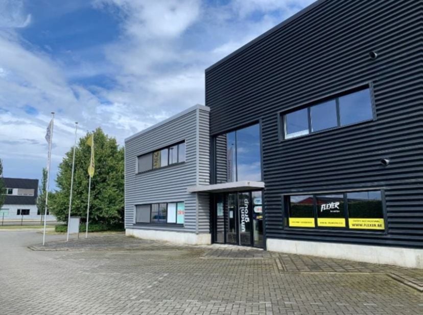 Dit multifunctionele doorgangsgebouw bevindt zich in de industriezone Geel-Olen. Deze industriezone is zeer makkelijk bereikbaar vanuit de verschillen