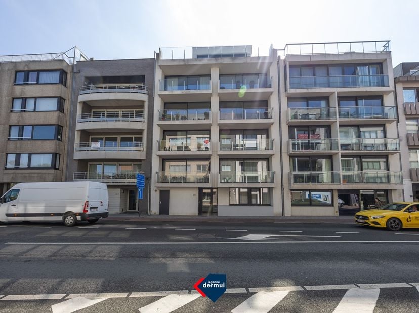 Dit zeer verzorgde appartement met 2 slaapkamers, gelegen op het 2de verdiep van een recente en goed onderhouden residentie, combineert comfort en een