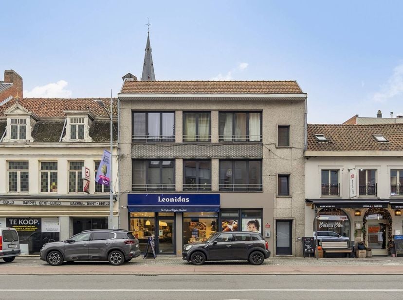 Op zoek naar een zorgeloze belegging met gegarandeerde huurinkomsten? Dit volledig verhuurde opbrengsteigendom in een bruisende winkelstraat in Eeklo