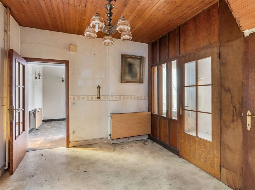 Te Renoveren woning met veel mogelijkheden in het landelijke Velm!<br />
Deze woning met tal van mogelijkheden en ruime slaapkamers, gelegen in het la