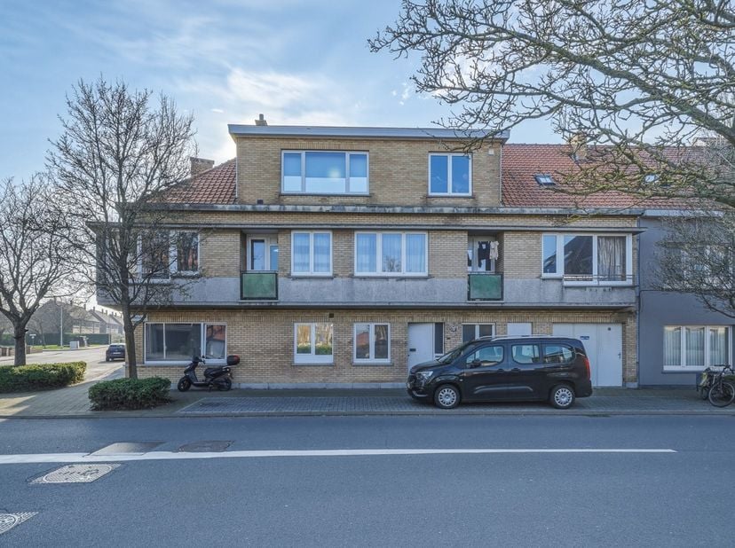In de buurt van Bredene Sas bevindt zich dit interessant opbrengsteigendom bestaande uit 4 vergunde appartementen en een garage, gelegen op een percee
