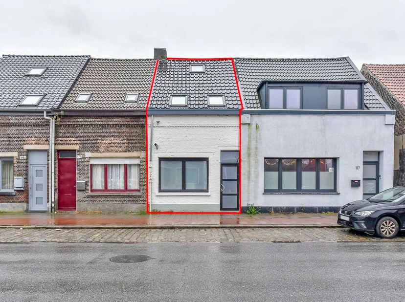 RIJWONING MET POTENTIEEL -<br />
Gelegen op een vlot bereikbare locatie in Hemiksem. <br />
Beschikt over een praktische indeling en biedt tal van kan